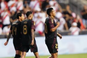 ¡Vamos, Rojiblanca! Con gol de Edison Flores, Perú derrota 1-0 a El Salvador